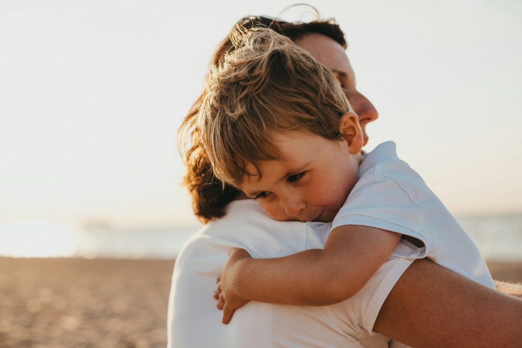 Adulto acompañando emocionalmente a un niño en un momento de calma